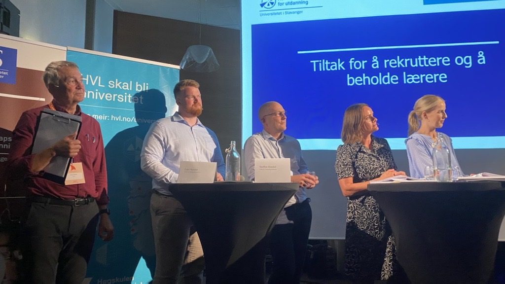 Bilde av fem personer foran en skjerm som sier: Tiltak for å rekruttere og å beholde lærere. 