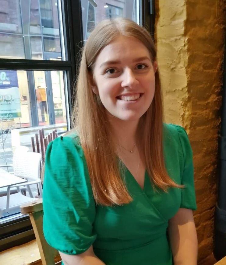 Bilde av Selma Roberg. Kvinne som smiler mot kamera. Hun har en grønn overdel på, og lys brunt, mellomlangt hår. 