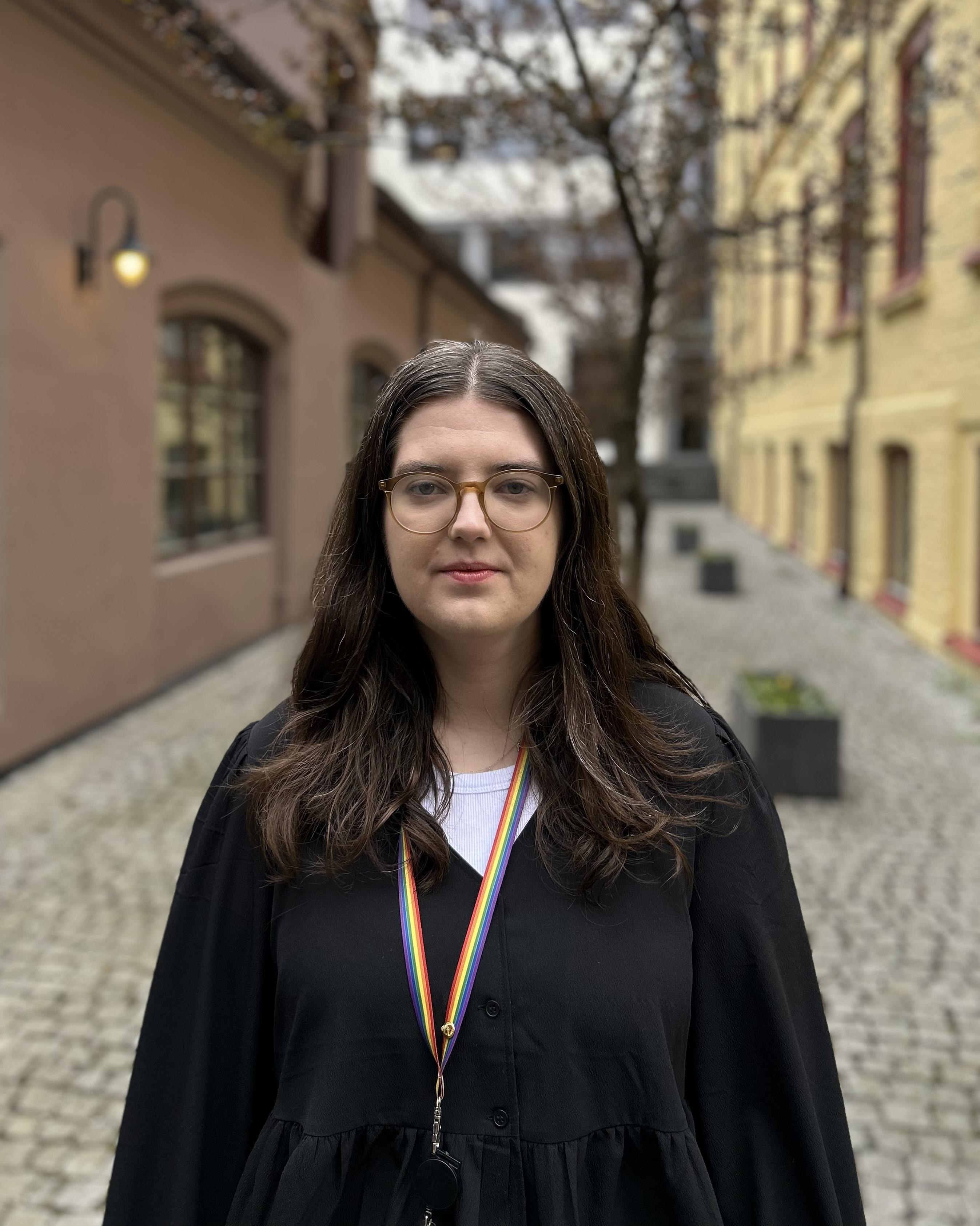 Kvinne ser alvorlig i kamera
